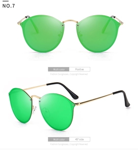 Detail der runden grünen verspiegelten Polarisationssonnenbrille mit goldenem Metallrahmen