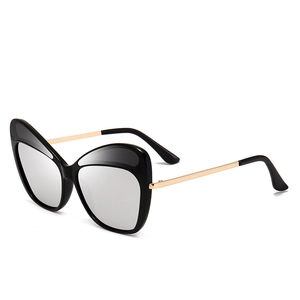 Chic cat-eye sunglasses with black frames, gold metal temples and silver mirrored lenses