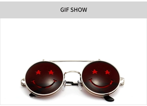 Détail de lunettes de soleil rondes en métal argenté avec motif smiley rouge