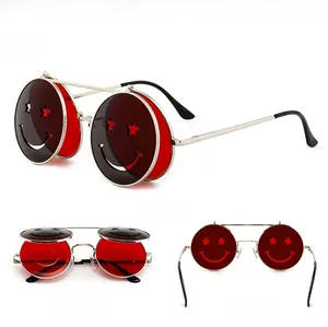 Détail de lunettes steampunk relevables avec découpe sourire et verres rouges