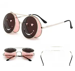 Gros plan de lunettes de soleil steampunk à clapet avec smiley et monture en métal