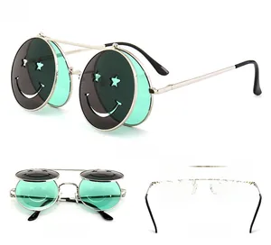 Détail de lunettes de soleil steampunk avec verres relevables et découpes en forme de smiley