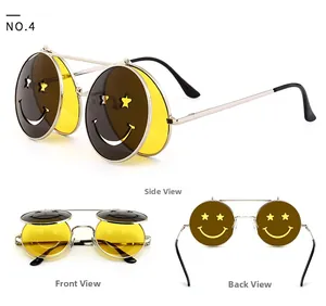 Détail de lunettes de soleil steampunk rondes relevables avec motif smiley jaune vif
