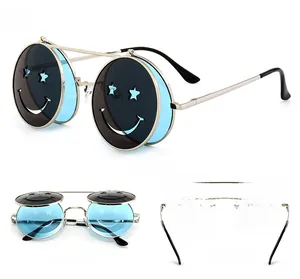 Vue macro des lunettes de soleil steampunk argentées avec verres à clapet smiley