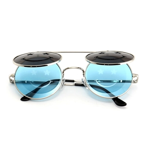 Détail de lunettes de soleil steampunk à clapet argenté avec motif de visage souriant