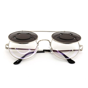 Détail de lunettes de soleil steampunk avec verres relevables à smiley et monture en métal argent