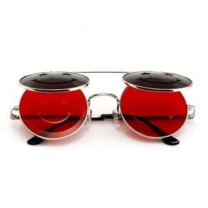 Détail de lunettes de soleil steampunk avec monture argent et verres rouges escamotables