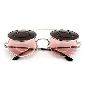 Détail de lunettes steampunk à clapet avec monture en argent et verres smiley