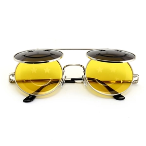 Détail des lunettes steampunk argentées à clapet avec verres jaunes smiley aux yeux étoilés