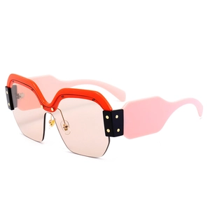 Gafas de sol de gran tamaño con montura naranja ondulada y patillas rosas en fondo blanco