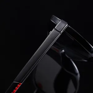 Détail de la branche de lunettes de soleil polarisées avec finition noire et rayure rouge
