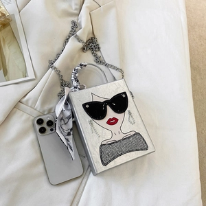 Silberne Umhängetasche mit Cartoon-Damenmotiv, Sonnenbrille und Seidenschal-Griff