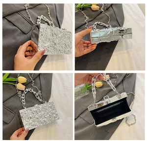 Bolso de mano de acrílico plateado con textura de hielo y doble cadena para fiestas