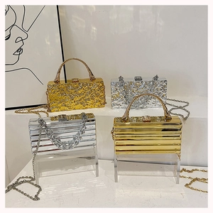 Colección de bolsos de fiesta acrílicos con texturas metálicas y correas de cadena