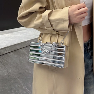 Elegante bolso de noche de acrílico plateado con textura ondulada y cadena gruesa