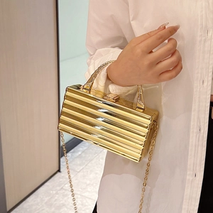 Bolso de noche de metal dorado de lujo con textura rizada y correa de cadena
