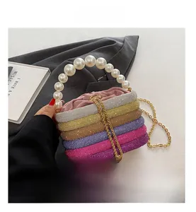 Details einer bunten Strass-Abendtasche mit Perlenkapitel und rosa Satin-Kordelzug-Verschluss