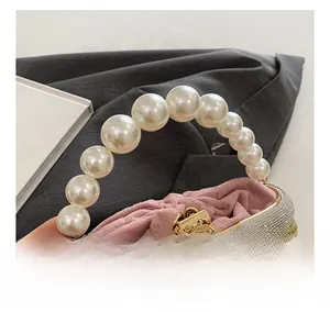 Detail der Abendtasche mit großem Perlenriff und mehrfarbigem Strass-Gradienten