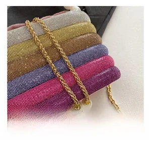 Detail von glitzernden Strass-Abendtaschen mit Goldketten und Perlenakzenten in vielen Farben