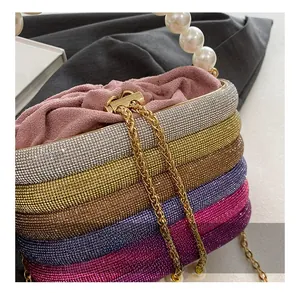 Detailansicht der bunten Strass-Abendtasche mit Kordelzug und Perlengriff
