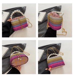 Detailansicht der bunten Pailletten-Abendtasche mit Perlengriff und Goldkette
