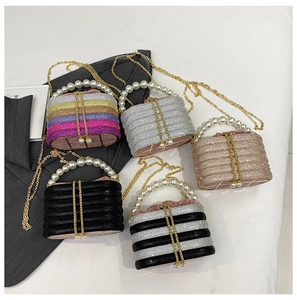 Detailansicht der Glitzer-Abendtaschen mit Perlengriffen und Kettenriemen in fünf Farben