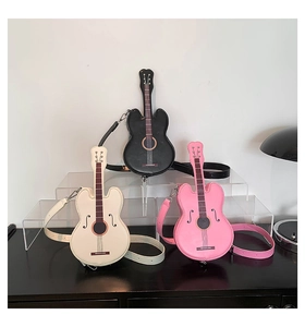 Detailansicht der violinenförmigen PU-Lederumhängetaschen in Schwarz, Creme und Rosa