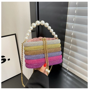 Nahaufnahme der bunten Strass-Streifen und Perlengriff der Abend-Handtasche
