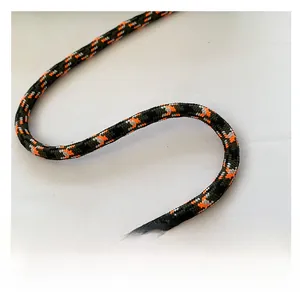 Détail de la bandoulière en nylon tissé avec motif sergé vert armée et orange
