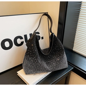 Dettaglio borsa hobo nera con strass scintillanti e tracolla in pelle di qualità