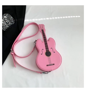 Detailansicht der pinkfarbenen Violine-Umhängetasche mit Saitenmuster und feinen Nähten