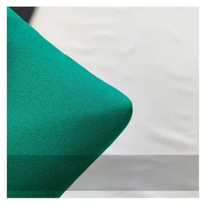 Gros plan sur la texture en toile verte de haute qualité d'un petit sac carré