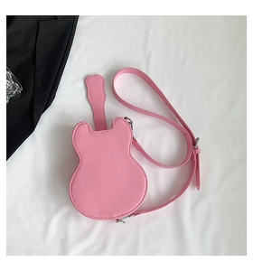 Detaillierte Makroansicht der rosa Gitarren-Umhängetasche aus glattem PU-Leder-Material