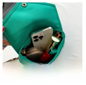 Vue intérieure d'un sac bandoulière en toile verte montrant la capacité du téléphone