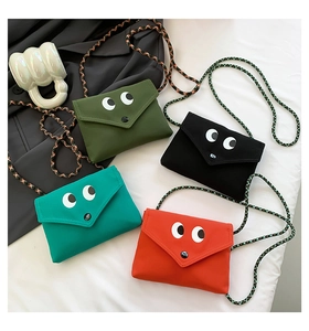 Mini sacs en toile colorés avec des yeux de dessin animé et des bandoulières en corde