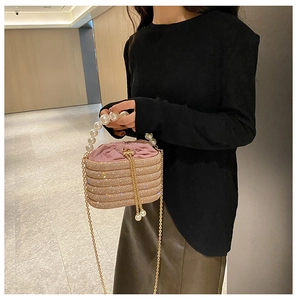 Detail der Glitzer-Abendtasche mit Perlengriff und goldenem Quasten-Kordelzug