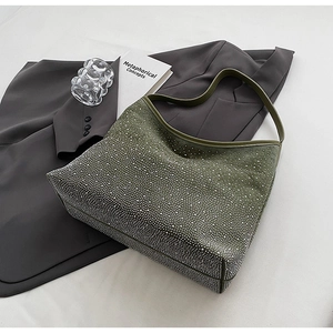 Détail du sac cabas en daim vert émeraude avec des strass argentés étincelants et une poignée
