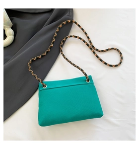 Détail du mini sac en toile vert menthe montrant la bandoulière en corde tressée tricolore