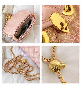 Détails du sac matelassé rose montrant la poche intérieure zippée et les dorures