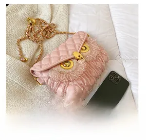 Détail du sac hibou rose matelassé avec pompons en perles et chaîne dorée