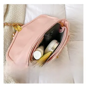 Vue intérieure du sac bandoulière matelassé rose montrant le compartiment principal spacieux