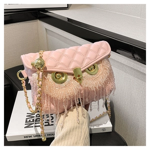 Détail du sac hibou rose avec motif matelassé et accents de franges perlées