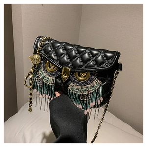 Détail du sac hibou matelassé noir avec glands en perles colorées et bandoulière chaîne