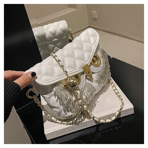 Détail du sac à bandoulière matelassé blanc design chouette avec franges argentées et chaîne