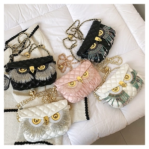 Vue détaillée des sacs hiboux matelassés à pompons en noir, rose et blanc