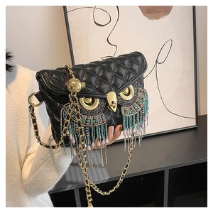 Détails du sac matelassé hibou avec pompons dorés et cils ornés de perles