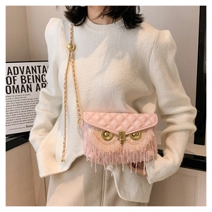 Détail du sac bandoulière hibou rose avec matelassage et chaîne dorée