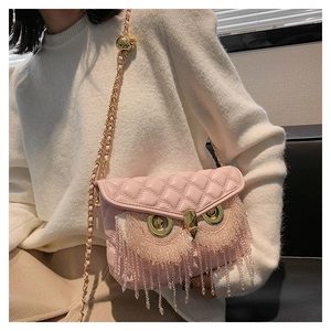 Détail du sac bandoulière hibou rose avec texture matelassée et franges perlées