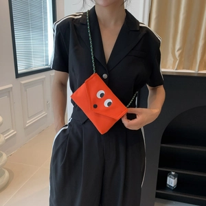 Petit sac bandoulière orange en toile avec yeux de dessin animé et chaîne tressée