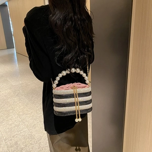 Damen Abendtasche mit schwarz-silbernen Pailletten, Perlengriff und Kettenriemen